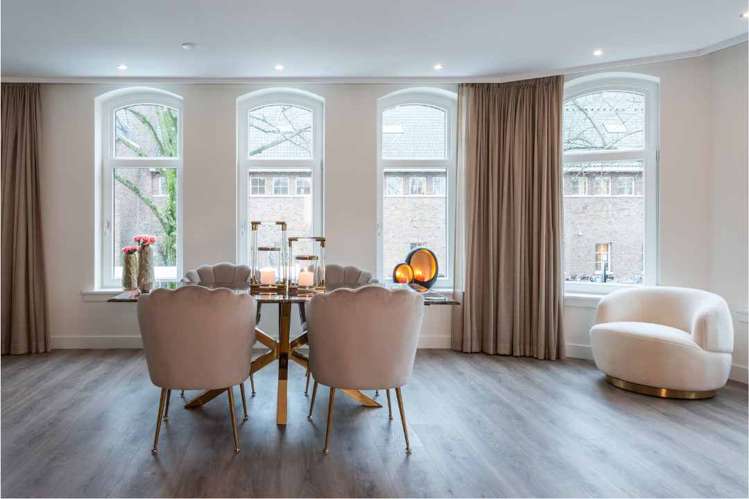 stoelen in eetruimte