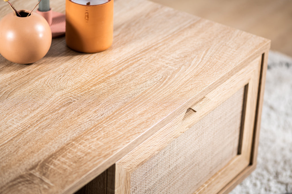 Houten salontafel met lichte houtnerf, terracotta decoraties en een beige vloerkleed.