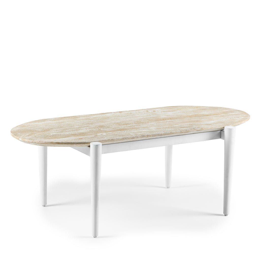 Ovale eettafel met rustiek houten blad op witte slanke poten, minimalistisch en elegant design.