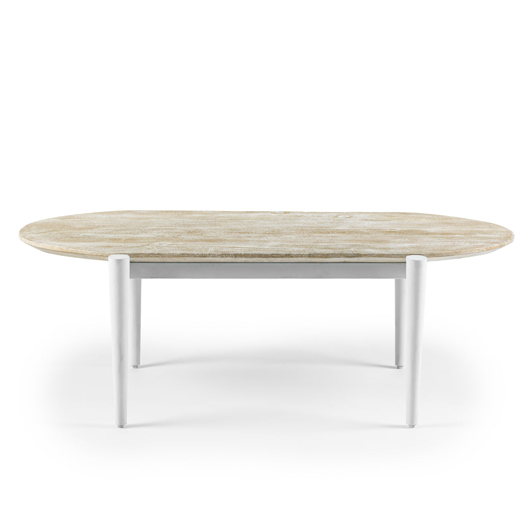 Ovale eettafel met licht houten blad en witte poten, minimalistisch design op een witte achtergrond.