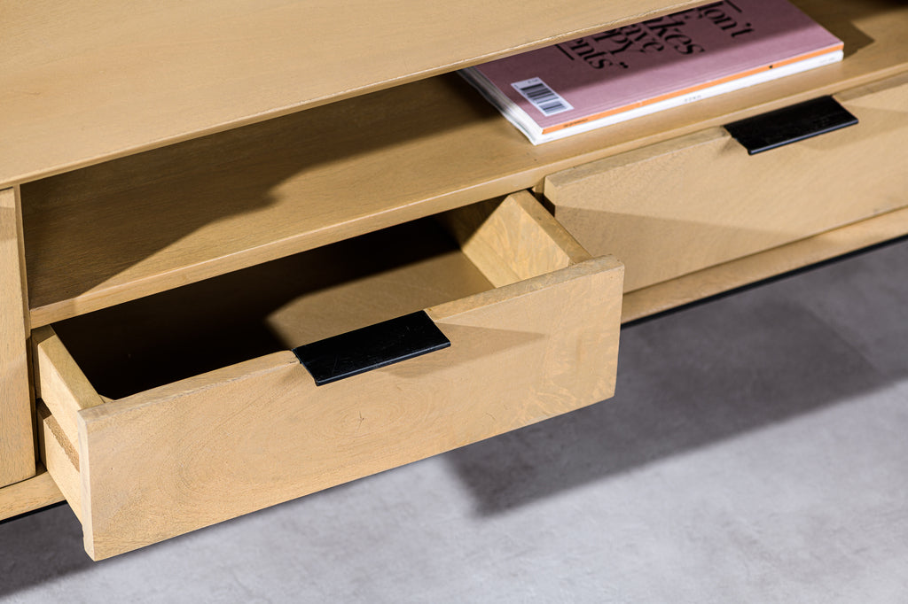 Houten kast met geopende lade en tijdschrift getiteld "This Isn't Happening" op het bovenste plankje.