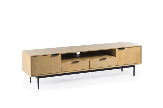 Licht houten tv-meubel met zwarte metalen poten, twee deuren, twee lades en een open vak in het midden.