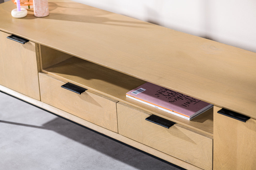 Houten dressoir met zwarte handgrepen, ondersteund door tijdschrift; zachte, moderne inrichting.