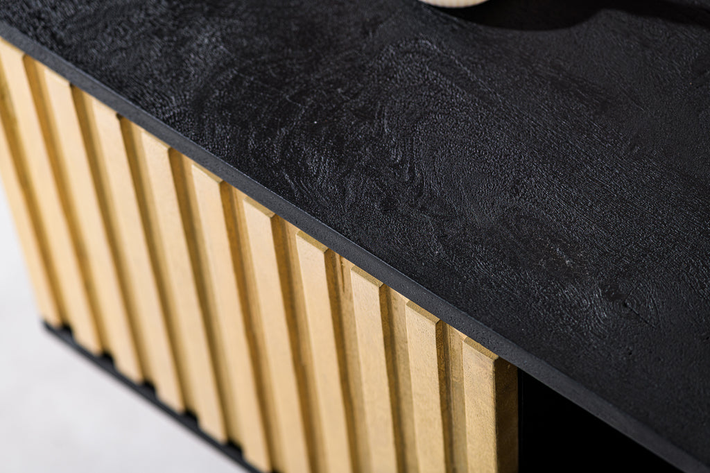 Hout met goudkleurige ribbels en een matte zwarte bovenkant, modern en strak ontworpen.