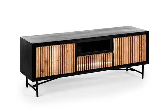 Zwart houten dressoir met gestreepte, houtkleurige deuren en open plank, op smalle stalen poten.