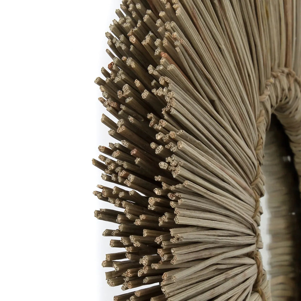Detail van bundel gedroogde takken, strak met touw verbonden, toont natuurlijke vezelstructuur.