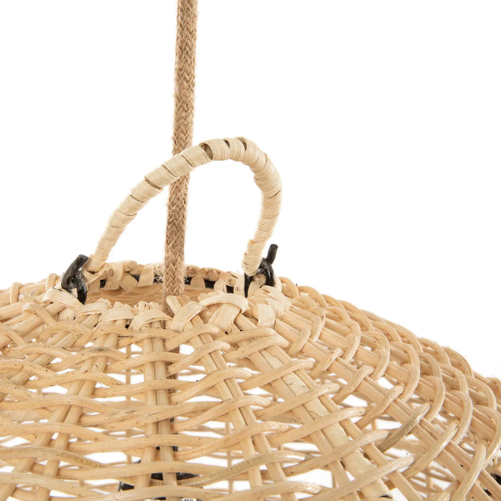 Gevlochten rotan lampscherm met natuurlijke vezels en een centrale ophanglus, opgehangen aan een touw.