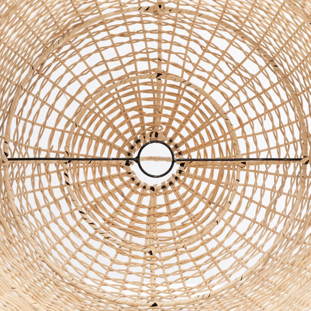 Geweven rieten mand met een symmetrisch cirkelvormig patroon, lichtbruin met een open structuur en witte achtergrond.