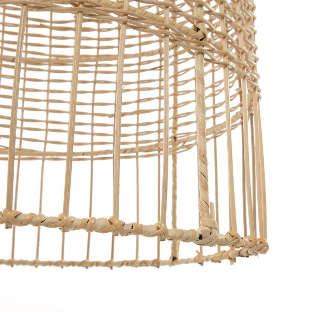 Detail van een hanglamp van gevlochten rotan, met licht golvende structuur en natuurlijke tinten.