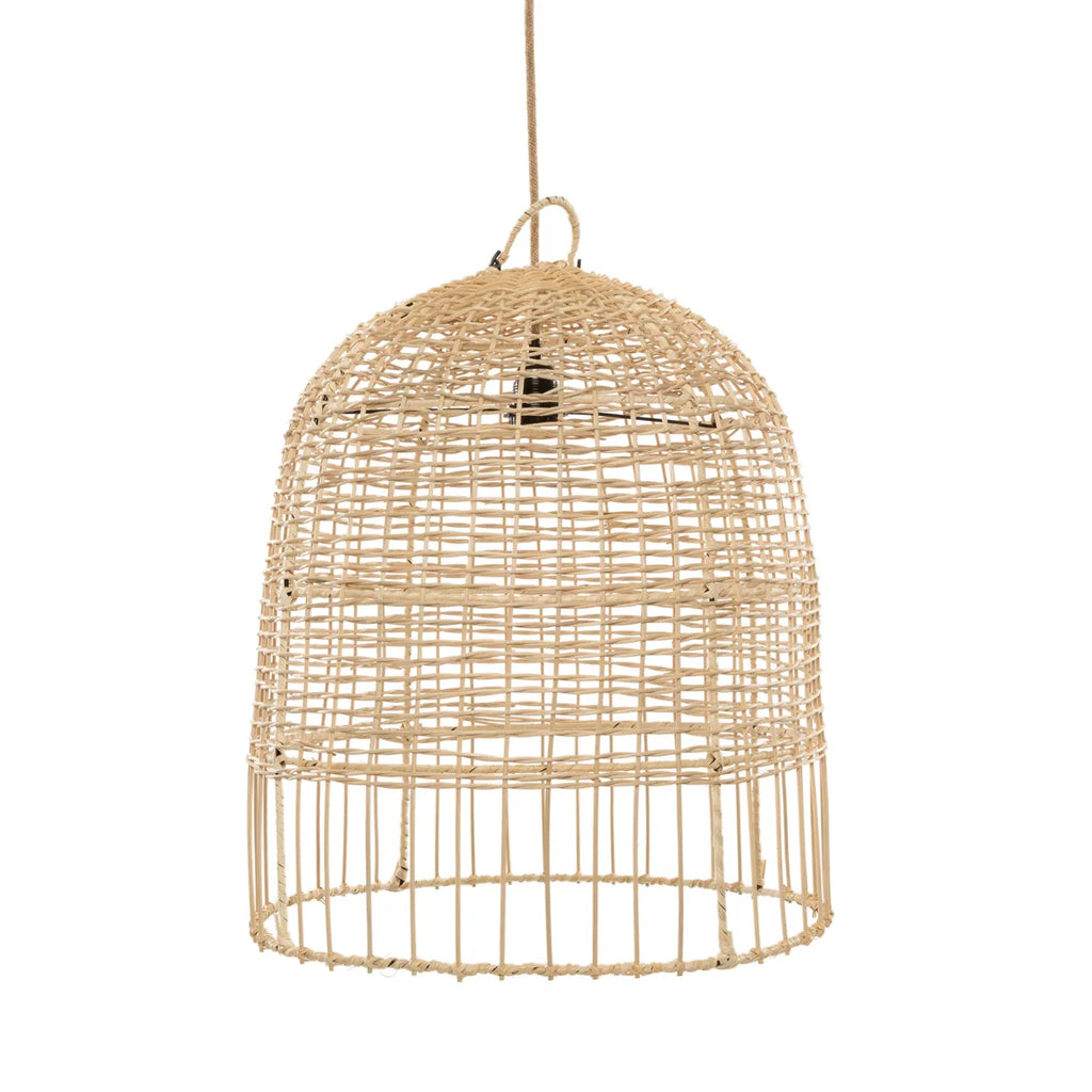 Handgemaakte, rotan hanglamp met koord, natuurlijke afwerking en open geweven patroon, boho-stijl.