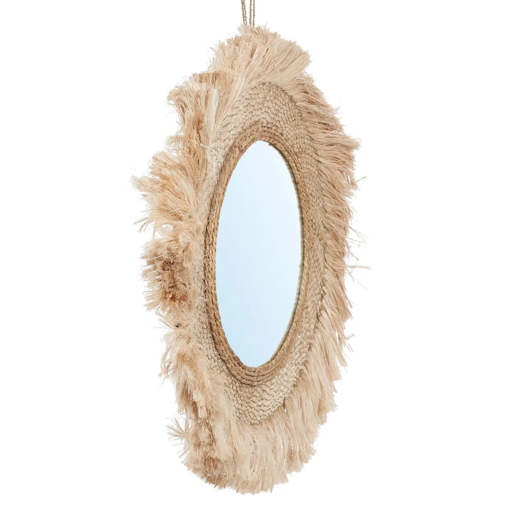 Ovaal spiegel met een natuurlijke, handgeweven jute en raffia rand, met een rustieke bohemien uitstraling.