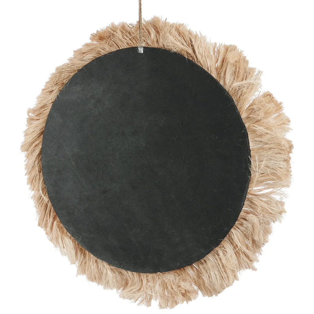 Zwart rond krijtbord met beige, vezelige rand en ophangkoord, tegen een witte achtergrond geplaatst.