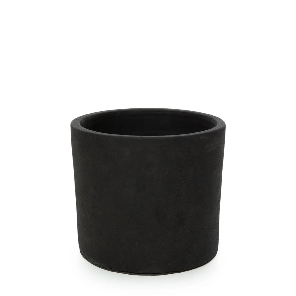 Minimalistische zwarte plantenpot van glad keramiek met rechte randen en een matte afwerking.