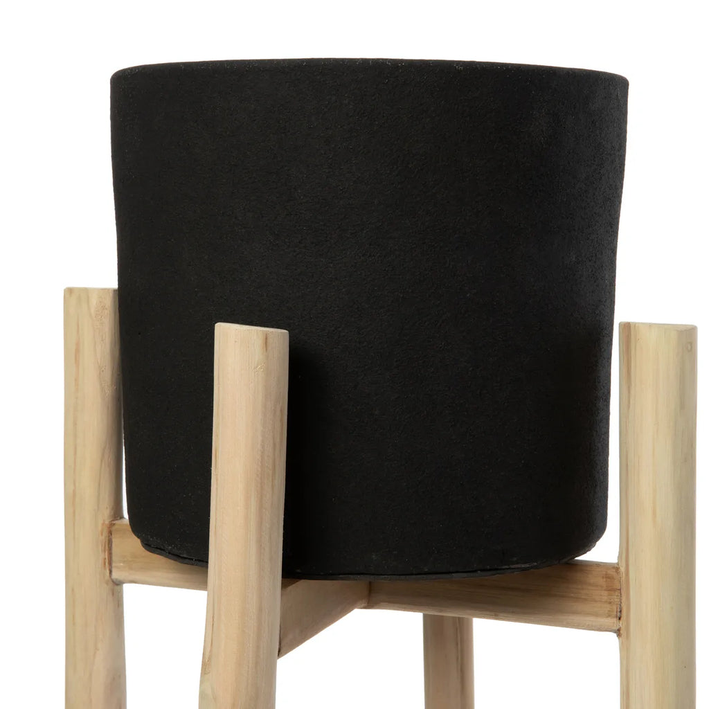 Zwarte vilten plantenmand op een houten standaard met minimalistisch en modern design.