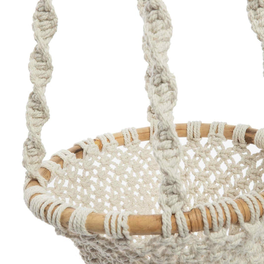 Macramé mandje met crèmekleurige geweven touwen en houten ring, artistiek en functioneel.