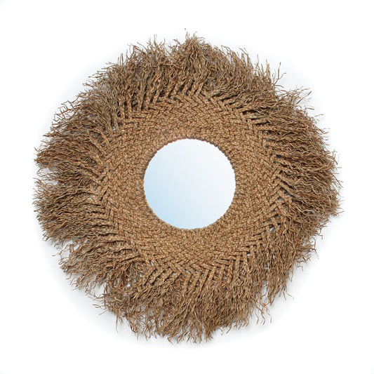 Rond spiegel met een rustieke, gevlochten jute rand en franjes, straalt een natuurlijke charme uit.