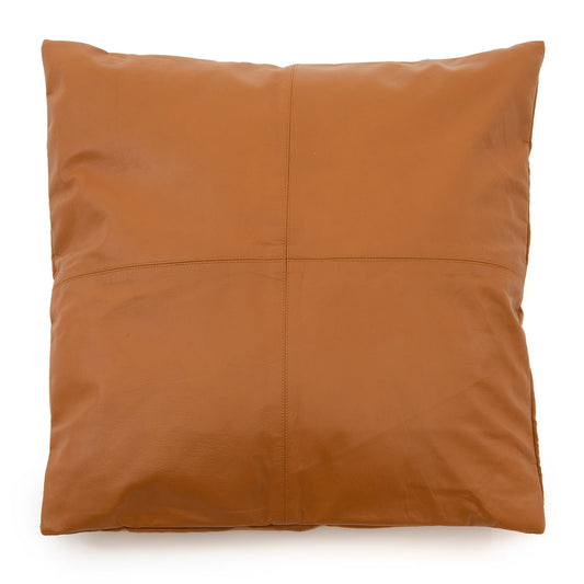 Vierkante bruine leren kussenhoes met subtiele kruisvormige naden, glad en elegant design.