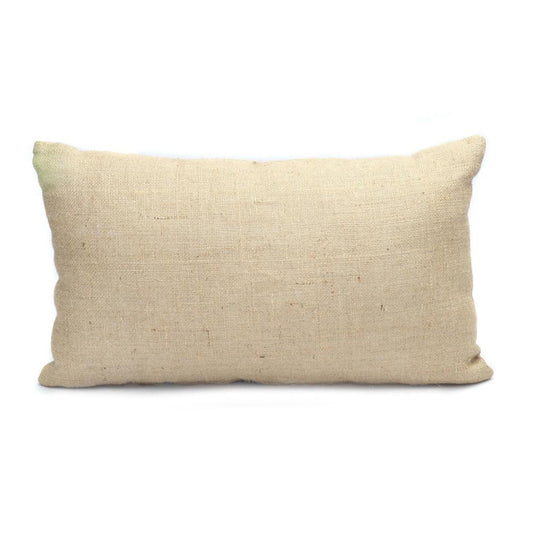 Rechthoekig kussen van beige linnen met een grove textuur, liggend op een witte achtergrond.