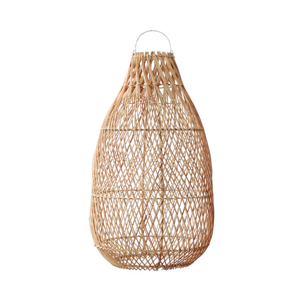 Sierlijke rotan lampenkap met vlechtwerk en metalen ophanglus, luchtige en natuurlijke uitstraling.