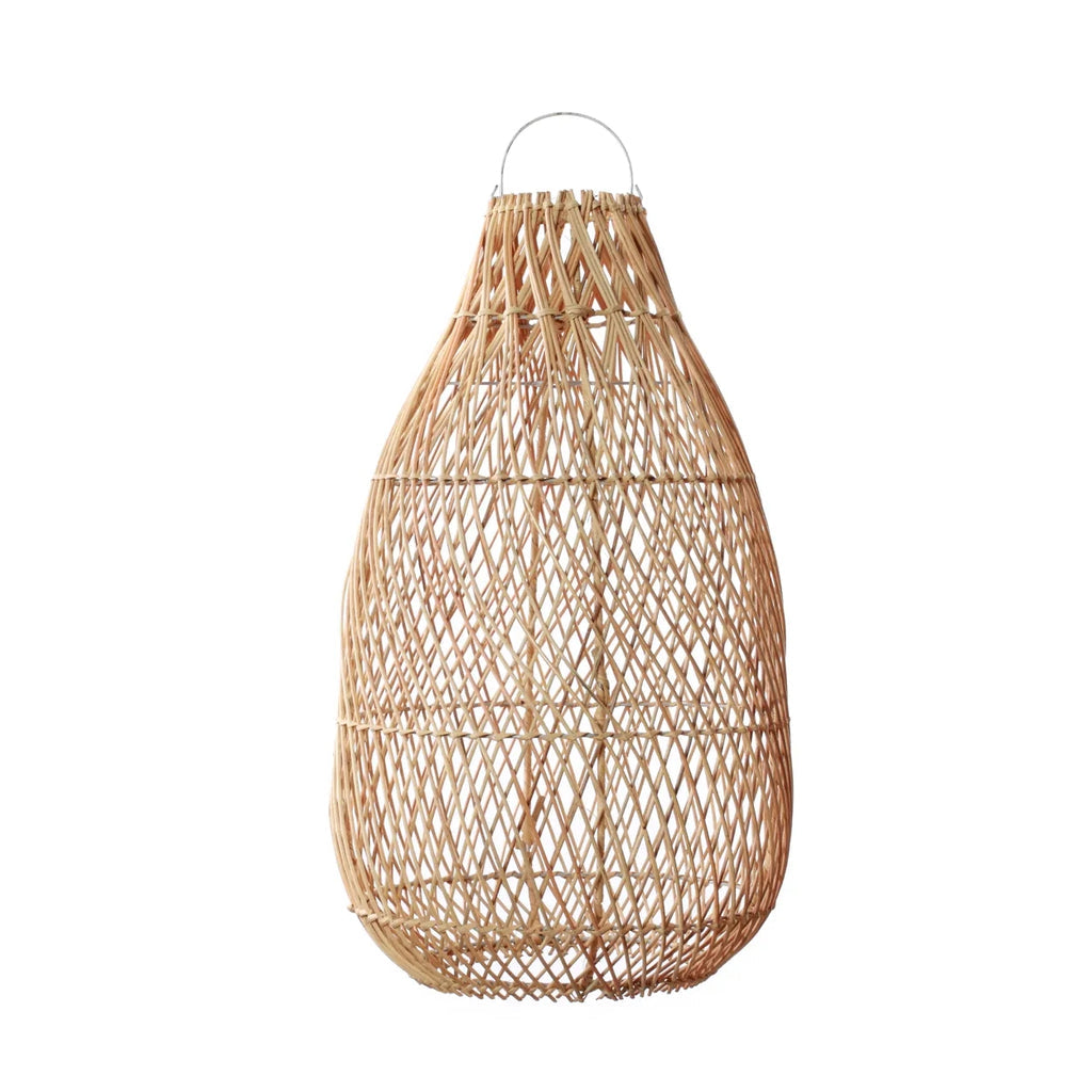 Grote, sierlijke rotan lampenkap met open geweven design en metalen handvat, tegen een witte achtergrond.