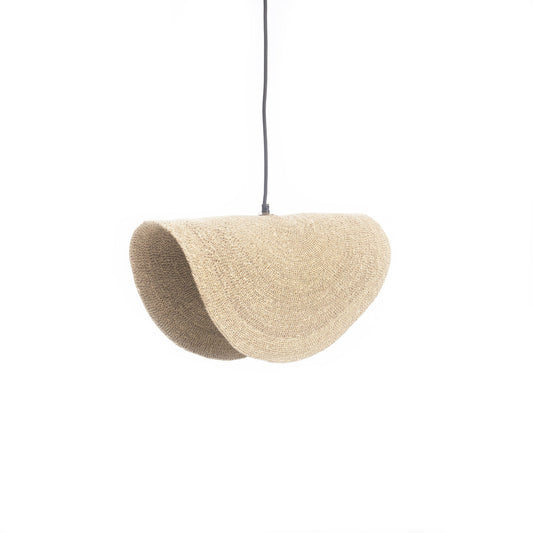 Geweven hanglamp met natuurlijk beige textuur, hangend aan een zwarte draad tegen een witte achtergrond.