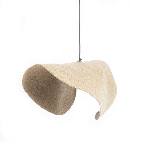 Golvend, beige hanglamp met een natuurlijke textuur, aan zwarte kabel in een minimalistisch ontwerp.