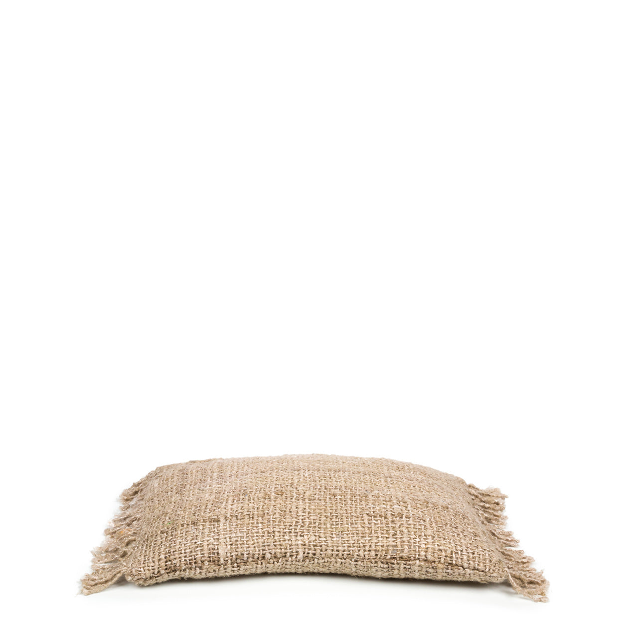 Rustiek kussen van jute met franjes, liggend op een witte achtergrond, straalt eenvoud en natuur uit.