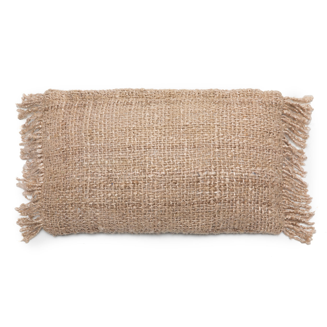 Rechthoekig kussen van beige jute met franjes aan de uiteinden, op een witte achtergrond geplaatst.