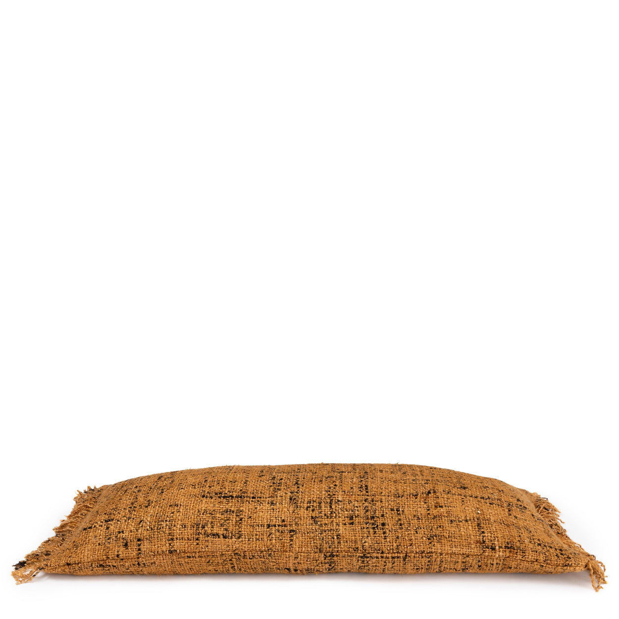 Okergeel jute kussen met ruwe textuur en rafelige randen, liggend op een witte achtergrond.