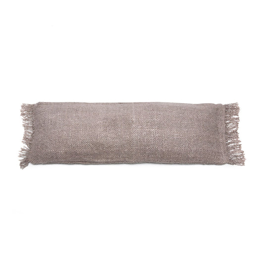 Langwerpig beige kussen met gevlochten franjes op een witte achtergrond, eenvoudige en rustieke stijl.