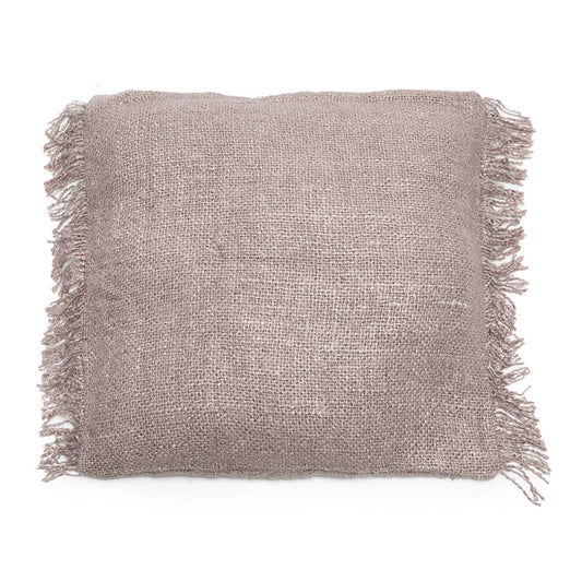 Vierkante linnen kussenhoes in lichtbeige kleur met speelse franjes aan de randen, textuurrijk en elegant.