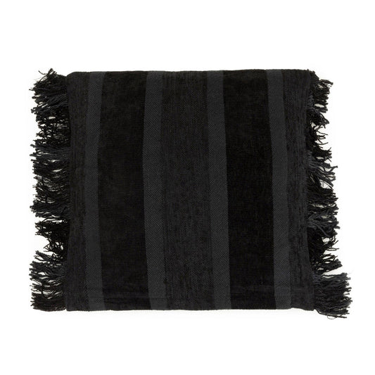 Zwart gestreepte deken met franjes, elegante textuur. Perfect voor moderne interieurdecoratie.