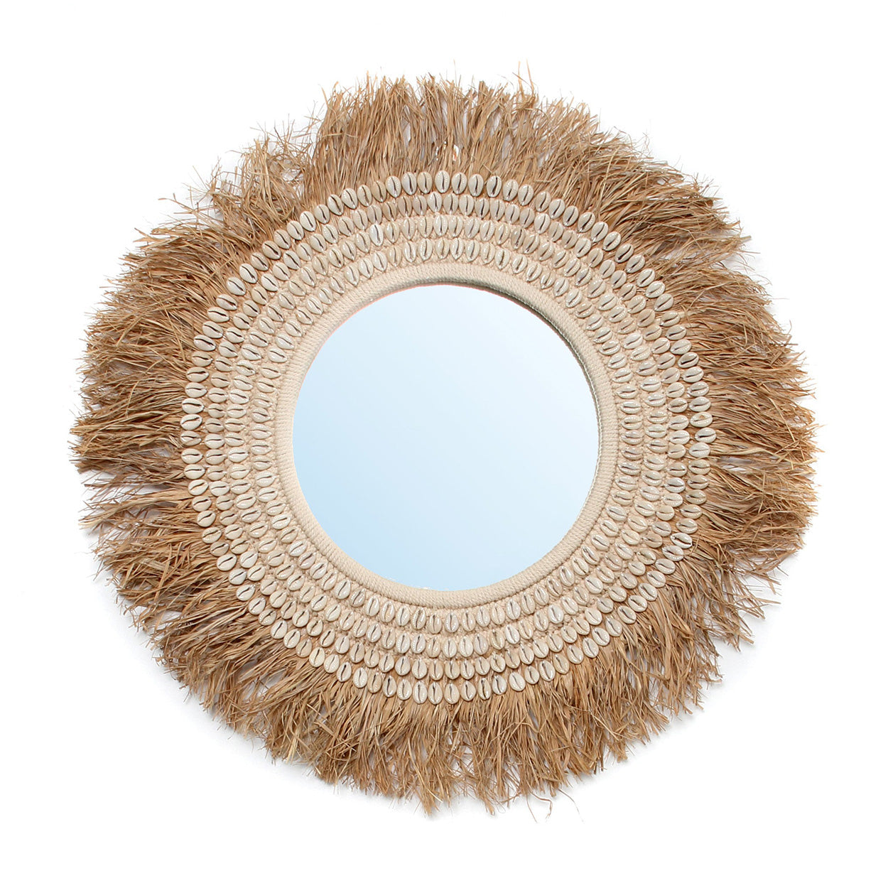 Rond decoratief spiegeltje omlijst met natuurlijke raffia en schelpen voor een bohemian uitstraling.