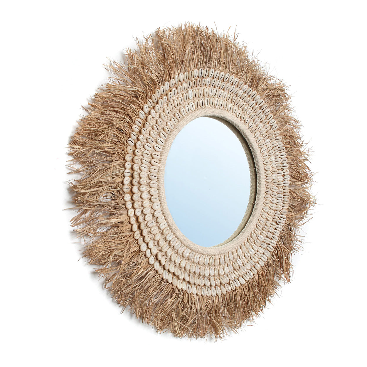Ovale spiegel met natuurlijke zeegras omlijsting en decoratieve schelpen, met een rustieke, boho uitstraling.