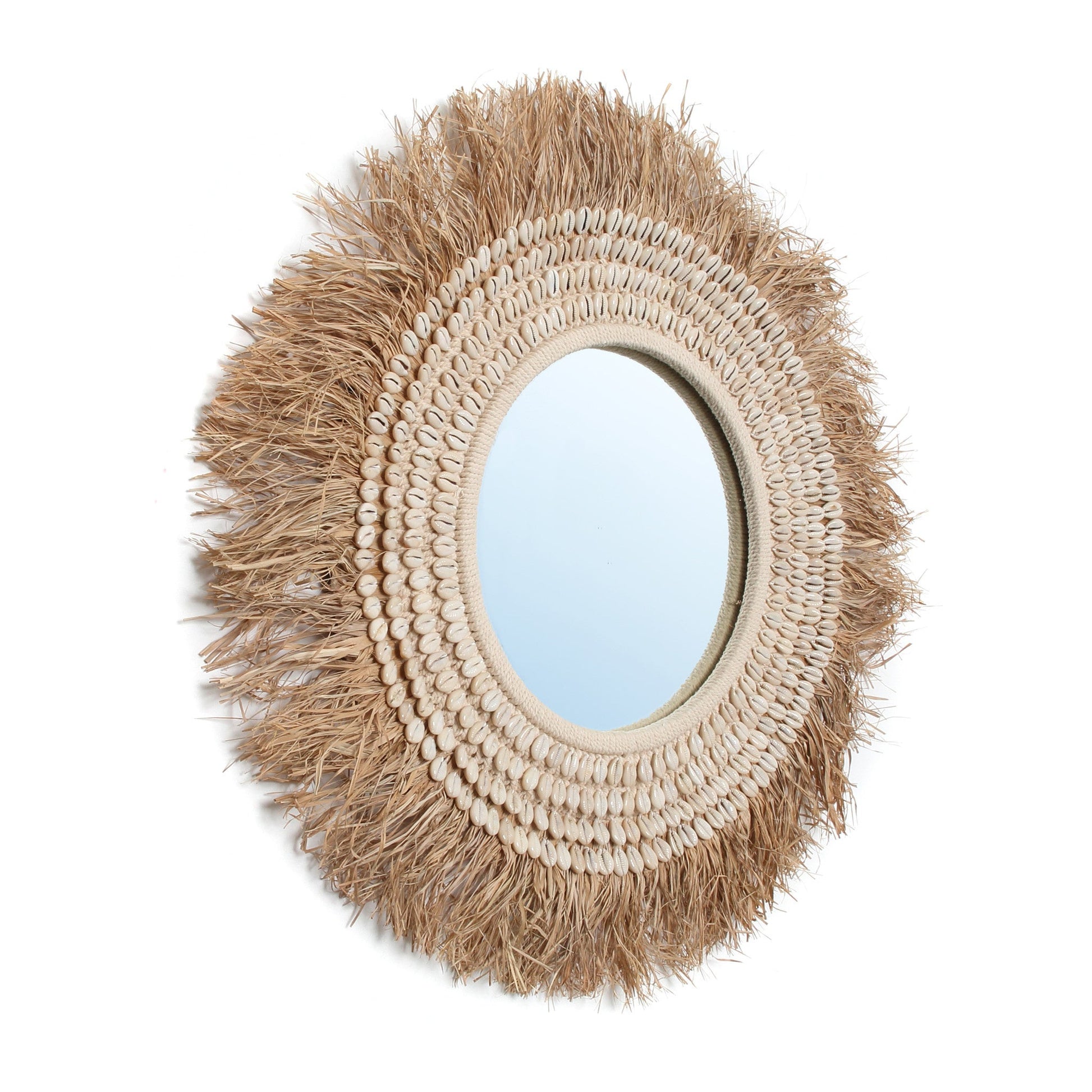 Ronde spiegel met decoratieve rand van schelpen en riet, straalt een warme, natuurlijke sfeer uit.
