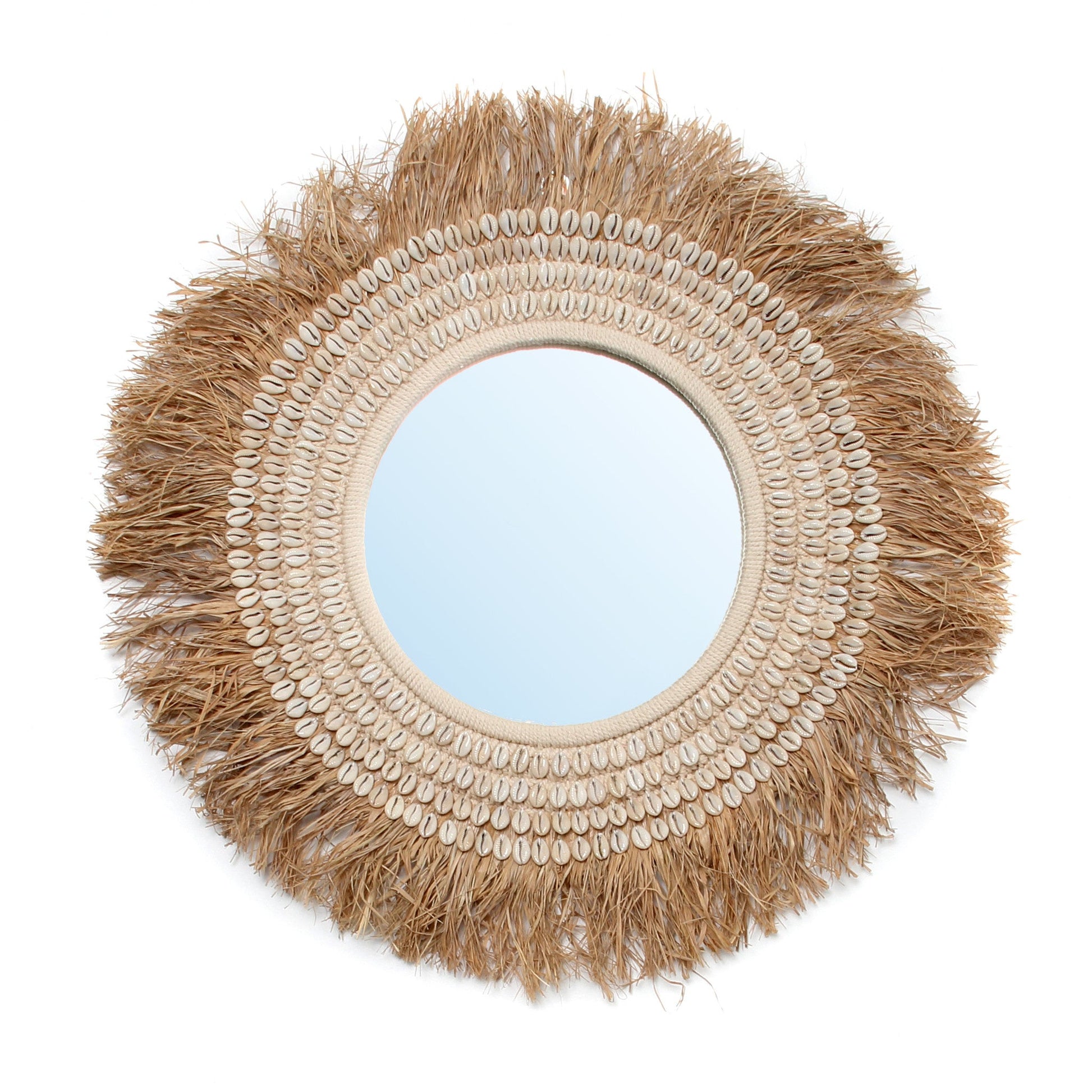 Ronde spiegel met blauwe glas, omlijst door gedroogd gras en decoratieve schelpen, boho stijl.