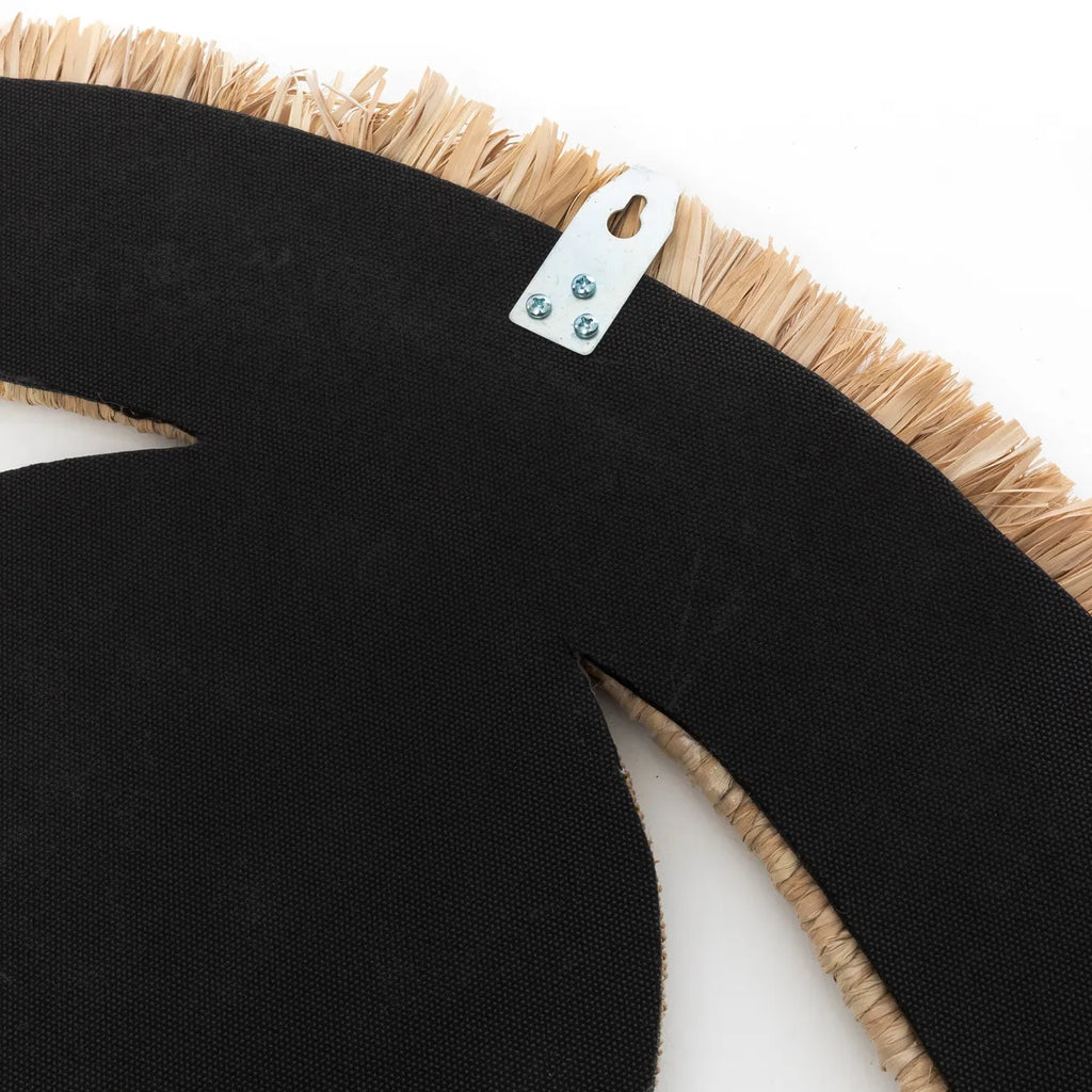 Zwart stoffen wanddecoratie met beige raffia rand en metalen ophanghaak.
