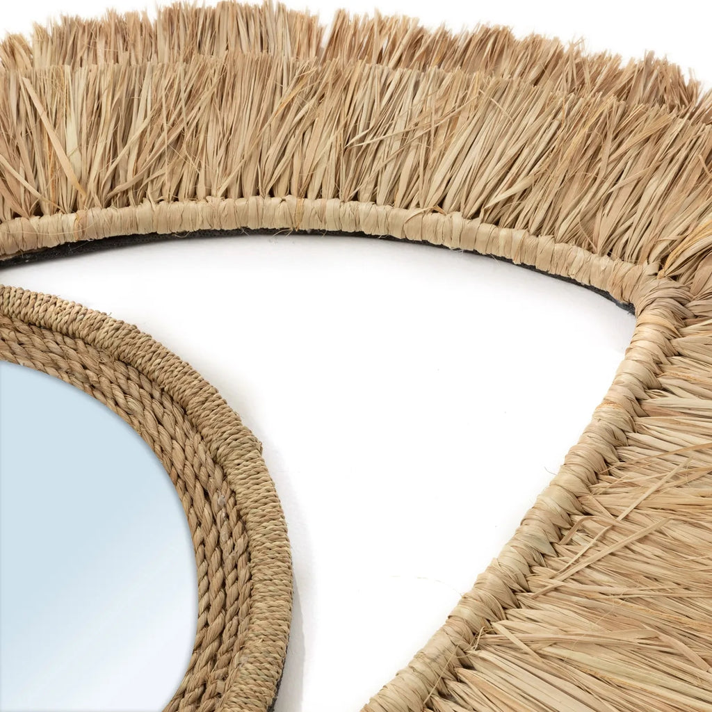 Rond spiegel met beige raffia franjes, natuurlijke uitstraling en rustieke charme op witte achtergrond.