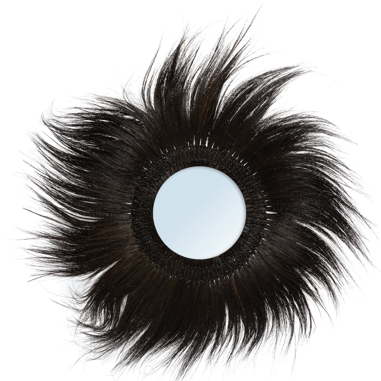 Rond spiegel met frame van uitwaaierend zwart haar, creëert een artistiek en dynamisch design.