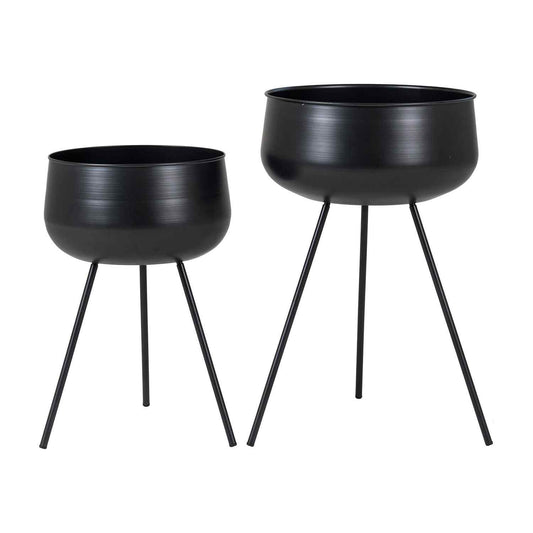 Twee zwarte metalen plantenbakken met drie poten, verschillende hoogtes, minimalistisch ontwerp.