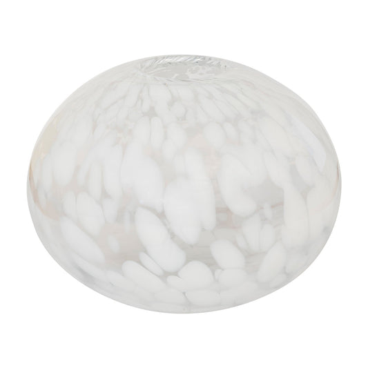 Transparante glazen vaas met witte vlekken. De vaas heeft een bolvormig ontwerp en een subtiele glans.