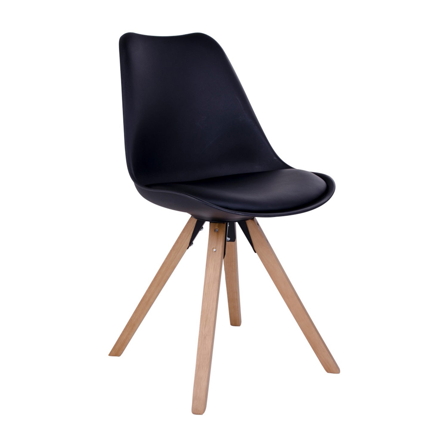 Zwarte moderne kuipstoel met houten kruisvormige poten, eenvoudig en stijlvol design.