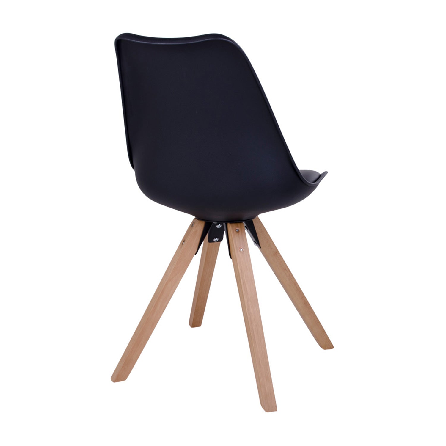 Matte zwarte kunststof stoel met vier houten poten in een minimalistisch en modern ontwerp.