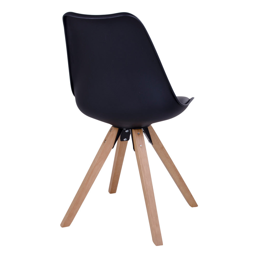 Strakke zwarte kuipstoel met houten poten in moderne, minimalistische stijl op witte achtergrond.