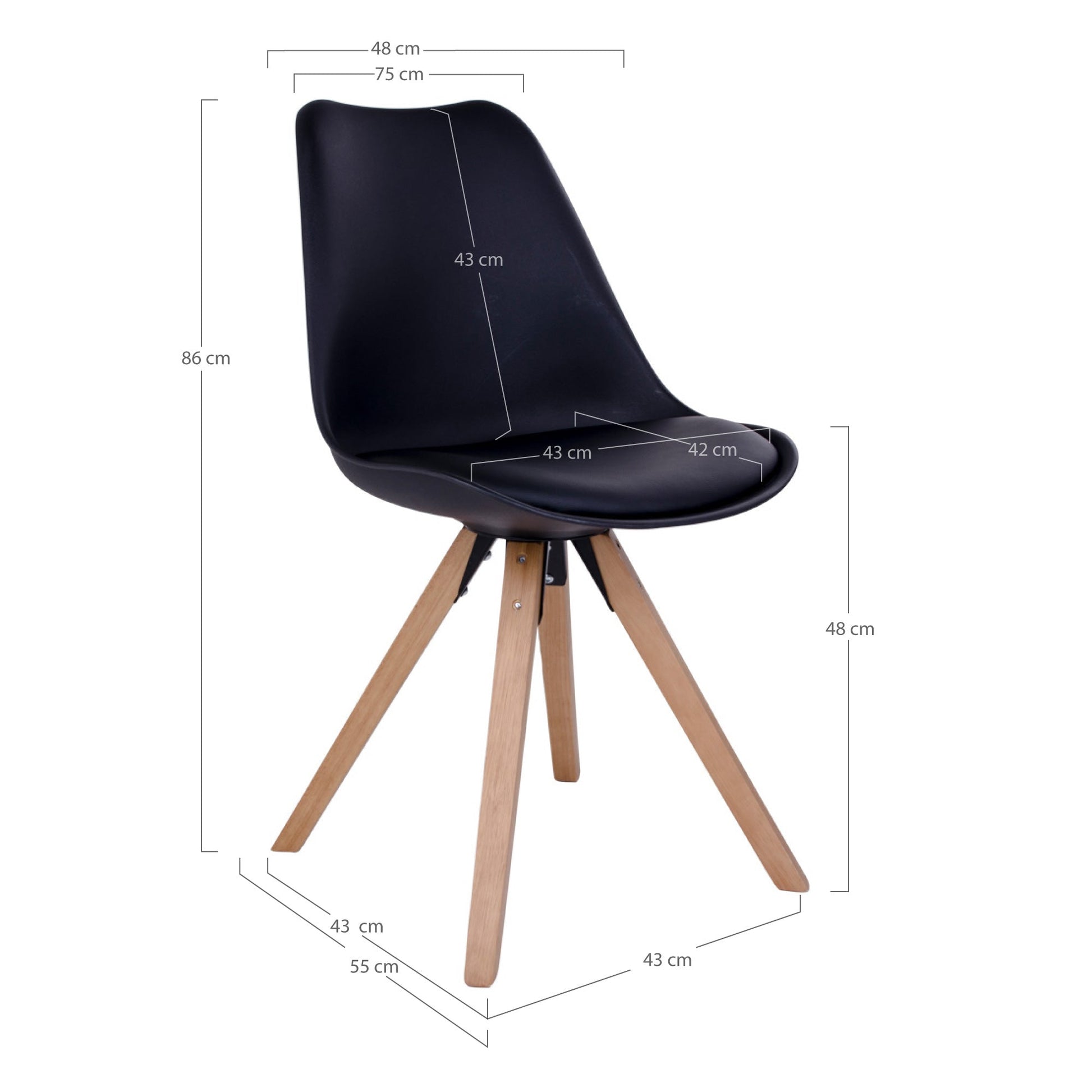 Zwarte kuipstoel met houten poten, afmetingen: hoogte 86 cm, breedte 48 cm, zitting 42 cm breed en 43 cm diep.