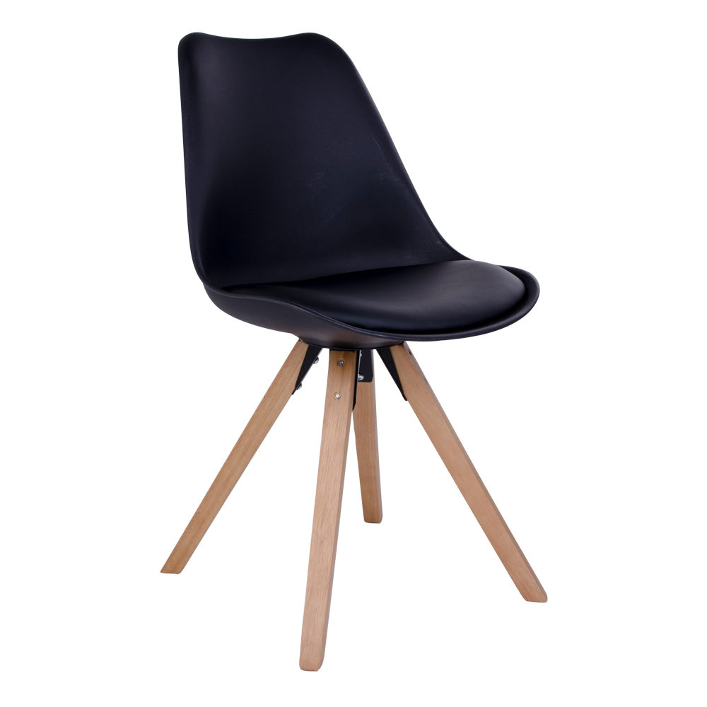 Moderne zwarte kuipstoel met houten poten, strakke lijnen en comfortabel design, ideaal voor interieur.