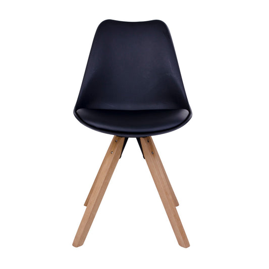 Zwarte moderne stoel met houten poten en een gestroomlijnd ontwerp, staand op een witte achtergrond.