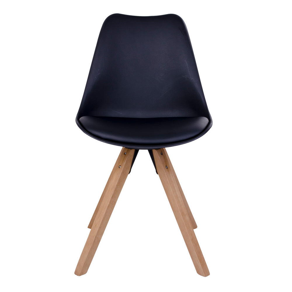Zwart kunststof stoel met houten poten en moderne uitstraling, geschikt voor hedendaags interieur.