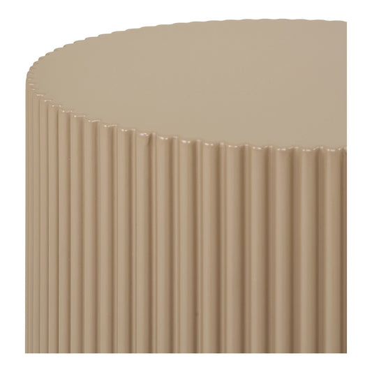 Detail van Farense bijzettafel – close-up van het beige/grijze MDF met geribbelde structuur op de sokkel.