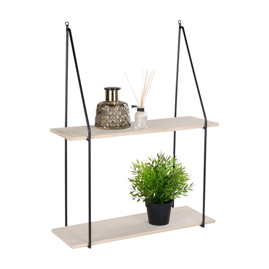 Houten wandplank met metalen stangen, gedecoreerd met een glazen vaas, geurstokjes en een groene plant.